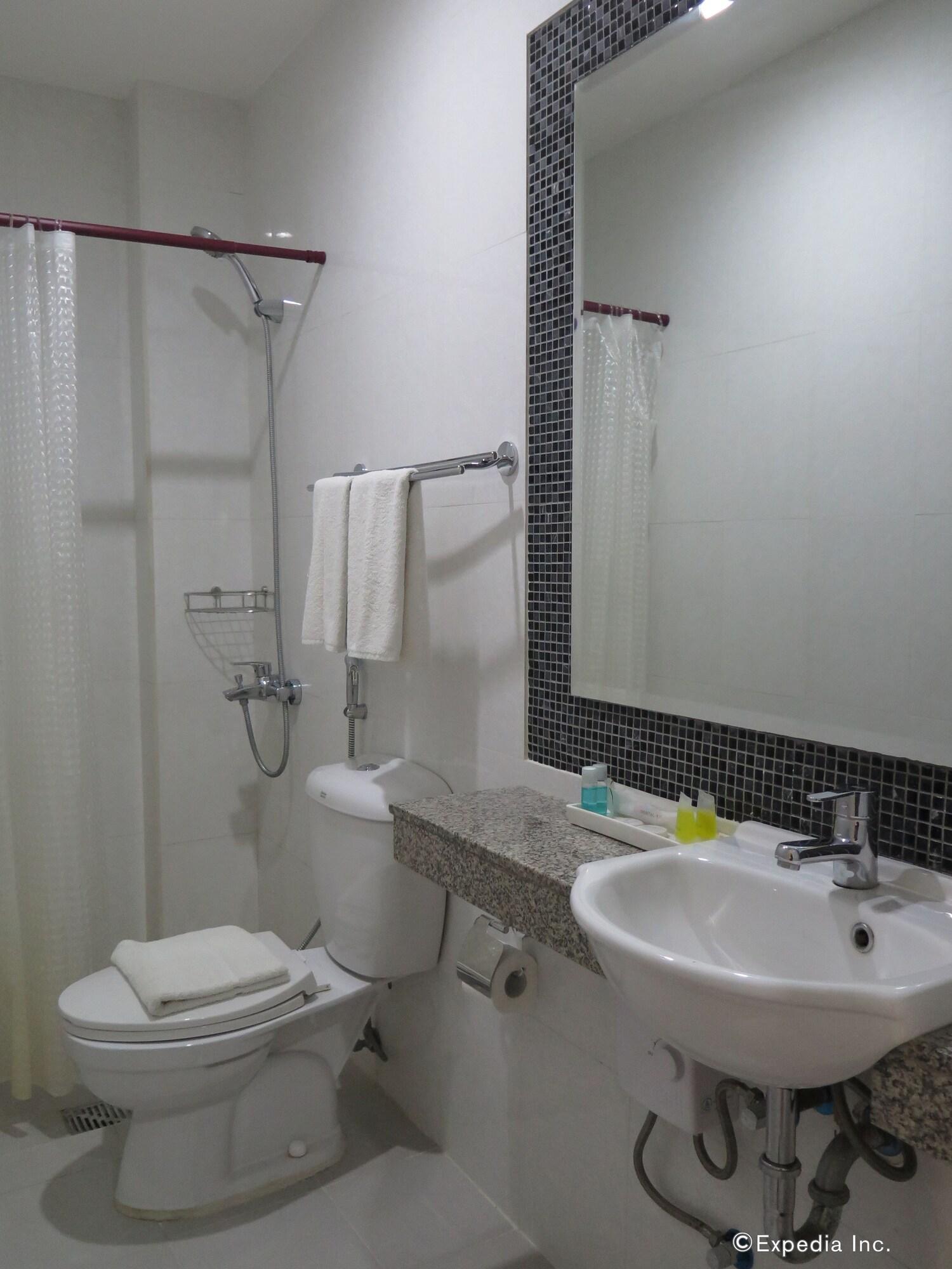 717 Cesar Place Hotel Тагбиларан Экстерьер фото