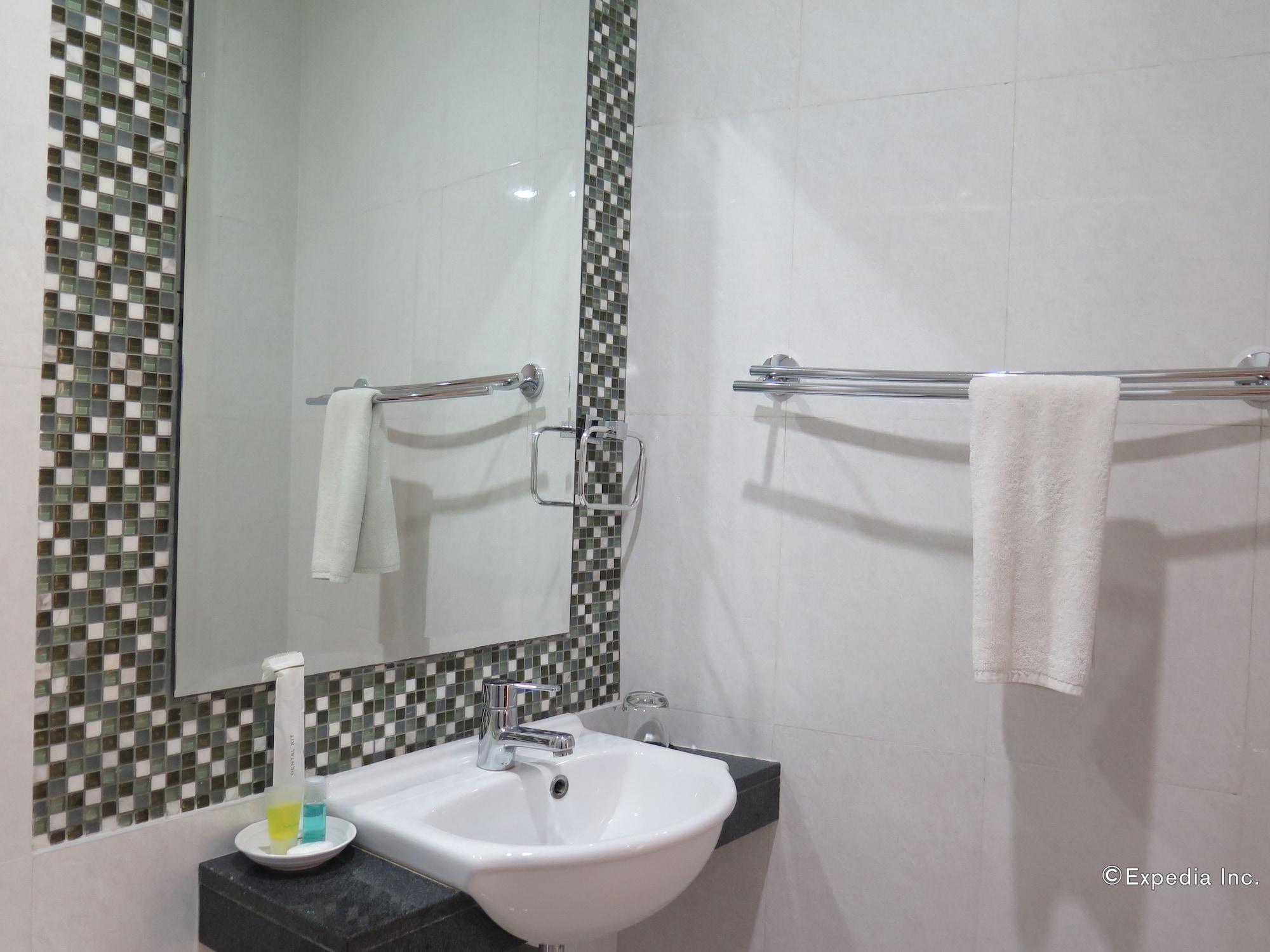 717 Cesar Place Hotel Тагбиларан Экстерьер фото